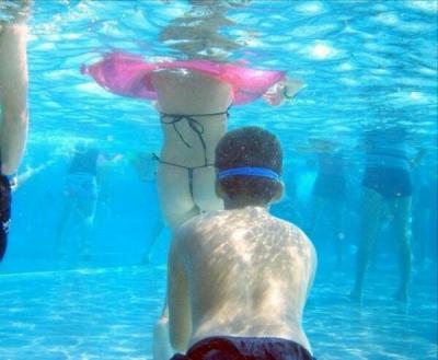 まんこ盗撮エロ画像13枚！水中カメラでまんこが激写ｗｗのサムネイル画像