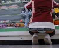 コンビニでエロいポーズを店員とお客さんで競ってる