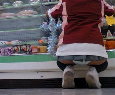 コンビニでエロいポーズを店員とお客さんで競ってるのサムネイル画像