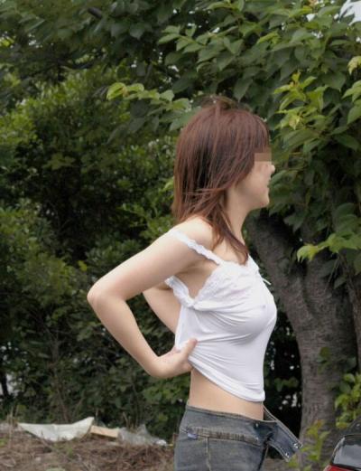 街で見かけるノーブラってバレバレの透け乳首素人！！のサムネイル画像