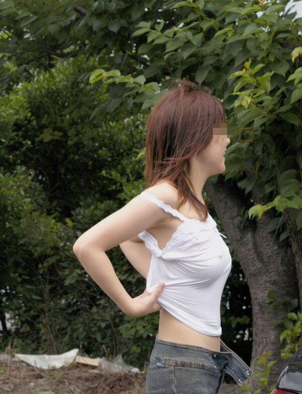 街で見かけるノーブラってバレバレの透け乳首素人！！のサムネイル
