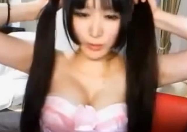 【必見】まゆゆ似の素人美女が自撮り動画で乳寄せまくり！！のサムネイル