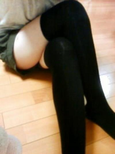 ニーソ自撮りエロ画像77枚！スラッとした美脚をさらにエチエチにしてくれる魅惑のアイテムがこちら！のサムネイル画像