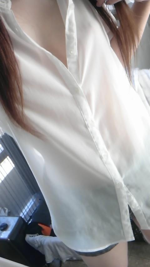 ２３歳の人妻が透けシャツから綺麗なピンク乳首の色白美乳出す自画撮りのサムネイル
