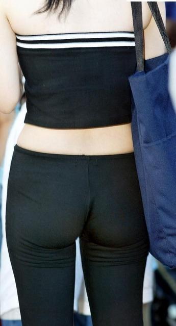 ズボンがピタピタ過ぎてパンツラインが丸わかりお姉さんｗｗのサムネイル画像