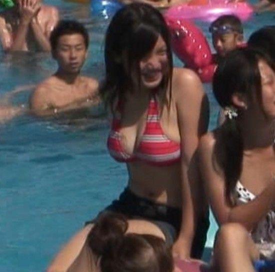 テレビにたまたま映っちゃった水着の巨乳素人のキャプ画！！のサムネイル