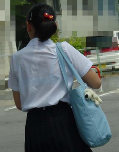 白シャツが丸見えになっちゃうJK達の透けブラを盗撮！！のサムネイル画像