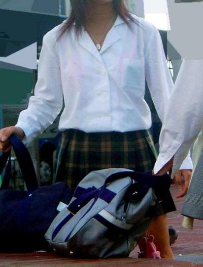 白シャツが透けブラしまくりJK夏の制服！！のサムネイル画像