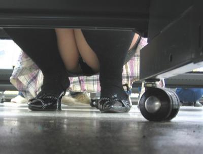 盗撮カメラが捉えた正面パンチラ画像！！のサムネイル画像