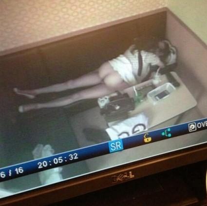 カラオケボックスで自分たちの世界に入り込むバカップル達のサムネイル
