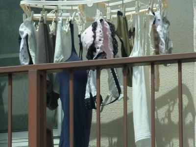 ベランダ盗撮エロ画像21枚！カーテンを開けたまま着替えやセックスは要注意ｗｗｗのサムネイル画像