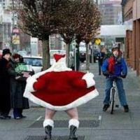 人目を気にせず裸体を披露したがる露出狂画像