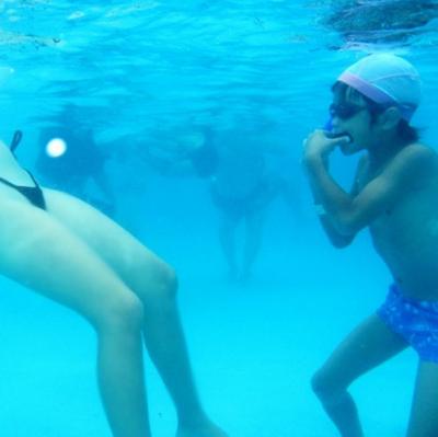 【水中盗撮画像】最近の小○生はプールに行く目的がエロ過ぎるｗｗｗのサムネイル画像