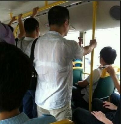 夏の薄着に透けるブラジャーのサムネイル画像