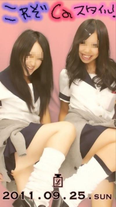 プリクラでスカートめくりエロ画像24枚！パンツ丸見えで撮っちゃった黒歴史ｗｗのサムネイル画像