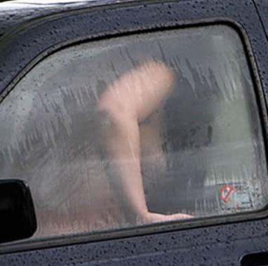 【カーセックス】車の中でHを勤しむカップル画像のサムネイル画像