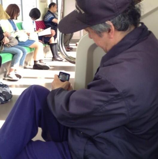 パンチラ盗撮する人を盗撮のサムネイル