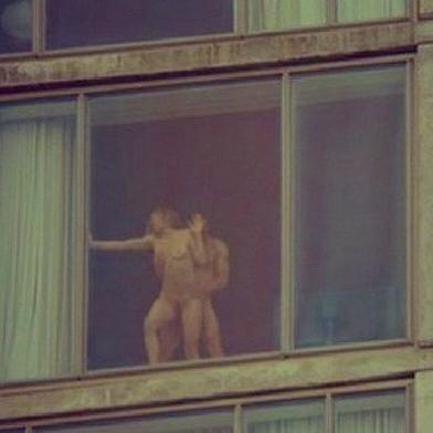 ベランダに見えるエロい風景のサムネイル画像