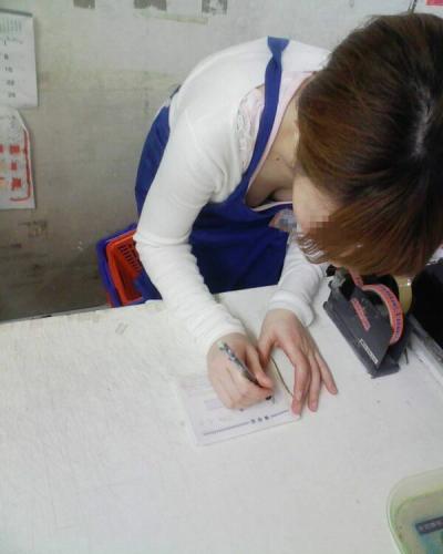 アンケート胸チラエロ画像25枚！前屈みになって何か書き込んでる素人のおっぱい盗撮集めてみたのサムネイル画像