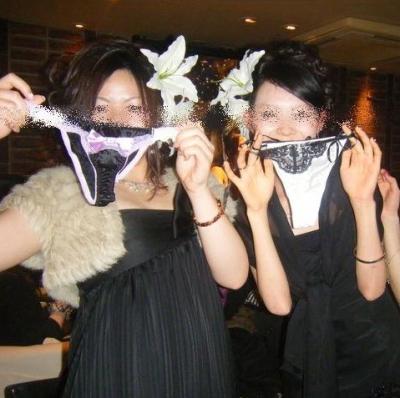 【素人パンチラエロ画像】結婚式でドレスアップした女が卑猥過ぎるのサムネイル画像