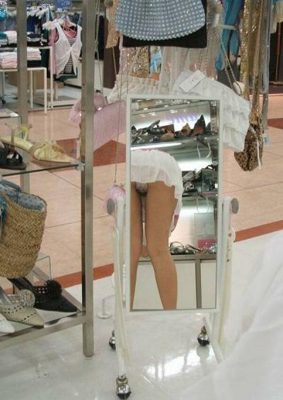 鏡反射パンチラエロ画像22枚！おしゃれで鏡張りにしたつもりがエロ要素で使用されるｗｗｗのサムネイル画像