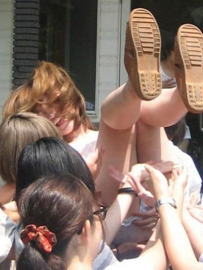 胴上げで宙に舞うパンチラのサムネイル画像