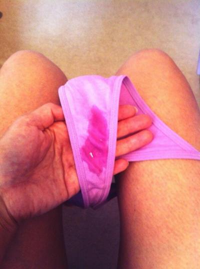 汁だくオマンコのせいでパンティーに染みが付いちゃってますｗｗのサムネイル画像