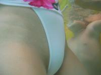 水中で撮影で見放題！！水着ギャルの下半身ｗｗ