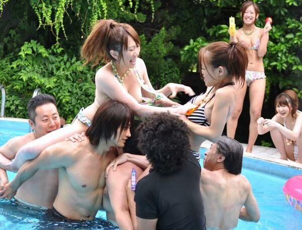 【水着エロ画像】夏になるととある場所で行われという女騎馬戦が羨ましい件のサムネイル