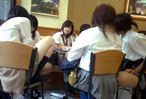 生意気なJK達のパンツが丸見えの件ｗｗのサムネイル