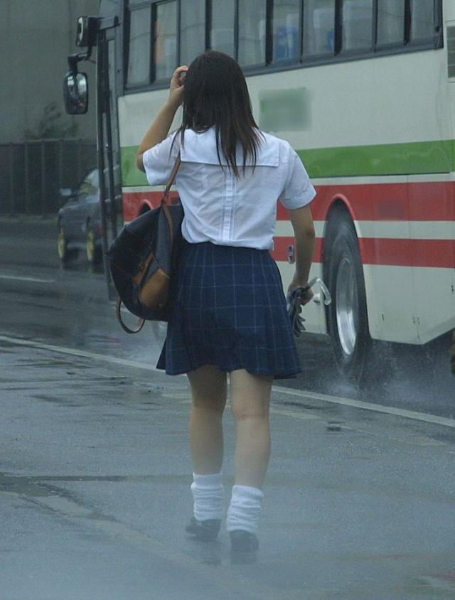 雨に濡れた制服姿は透けブラ天国だったｗｗｗのサムネイル