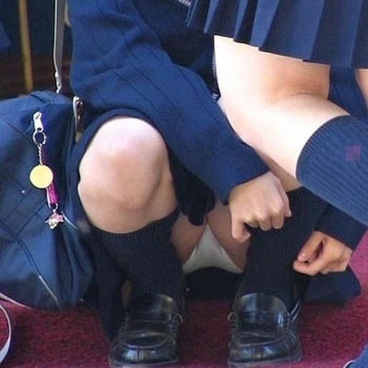 女子校生M字パンチラ盗撮のサムネイル