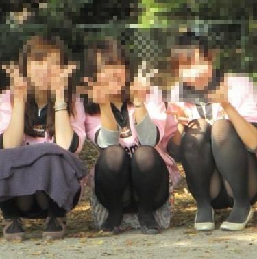 【M字パンチラ】集合写真で無防備になるデルタ地帯のサムネイル