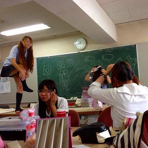 女子校の日常風景のサムネイル