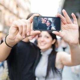 スマホ（デジカメ）片手に自撮りする娘たちのサムネイル画像