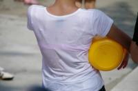 夏の薄着に透けるブラジャー