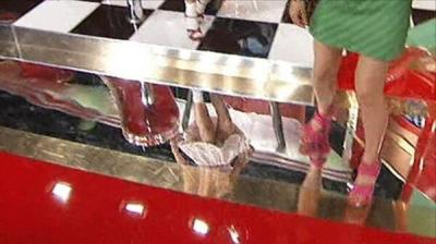 鏡反射パンチラエロ画像22枚！おしゃれで鏡張りにしたつもりがエロ要素で使用されるｗｗｗのサムネイル画像