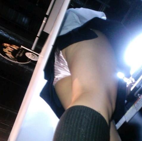 【パンチラ盗撮】プリクラに夢中な女子校生。その撮影に夢中なボクｗ　ﾊﾟｼｬｯ! Σp[【◎】]ω・´)のサムネイル