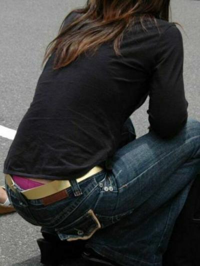 はみパンエロ画像94枚！腰からハミ出しちゃったパンツを隠し撮りｗｗｗのサムネイル画像