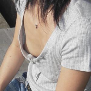 上から乳首のサムネイル画像