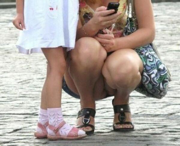 子育てママエロ画像159枚！子供と遊ぶ無防備な奥様のセクシーすぎるパンチラ・胸チラ集めてみた【家庭内盗撮あり】のサムネイル