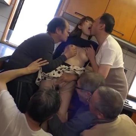 【人妻レイプ動画】ボケが始まったお爺ちゃんにも優しい孫の嫁。調子に乗ったジジィの行動が鬼畜過ぎるｗｗｗのサムネイル