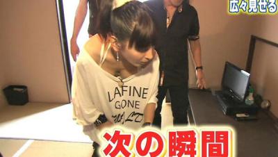 芸能人ちらりエロ画像34枚！放送事故で流出した芸能人の胸チラやパンチラがガチでエロいｗｗｗのサムネイル画像