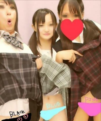 プリクラでスカートめくりエロ画像24枚！パンツ丸見えで撮っちゃった黒歴史ｗｗのサムネイル画像