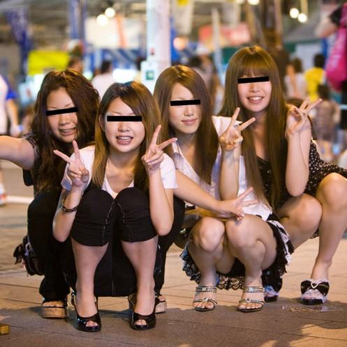 集合写真に写り込んだパンチラ画像のサムネイル