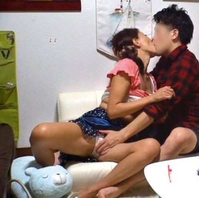 【人妻不倫セックス動画】ナンパするなら熟女がおススメ。普段相手にしてもらえないもんだから楽勝過ぎるｗｗｗのサムネイル画像