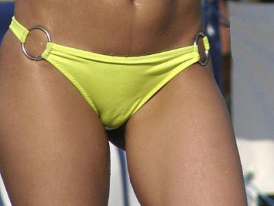 パンツが食い込み過ぎてマンスジが…大変んことにｗｗのサムネイル画像