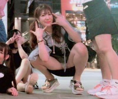 M字開脚パンチラエロ画像198枚！油断して股が開いてる素人と裏垢女子の養殖チラまとめのサムネイル画像