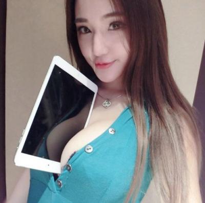 この巨乳で自分のイチモツが挟まれてるとこ想像してみな（笑）のサムネイル画像