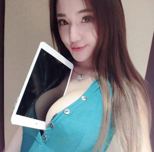 この巨乳で自分のイチモツが挟まれてるとこ想像してみな（笑）のサムネイル